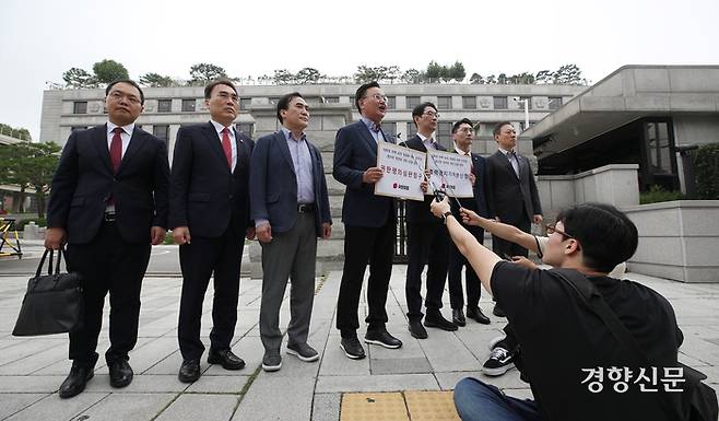 국회 법제사법위원회 유상범 국민의힘 의원이 12일 서울 종로구 헌법재판소에서 ‘윤석열 대통령 탄핵 국민청원 청문회’ 권의쟁의심판 청구서 제출 관련 발언을 하고 있다. 권도현 기자