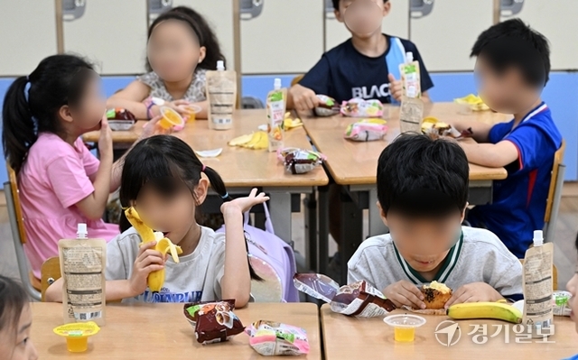 민주노총 전국교육공무직본부 경기지부가 총파업에 나선 12일 수원특례시내 한 초등학교에서 학생들이 점심 식사로 대체급식을 먹고 있다. 김시범기자