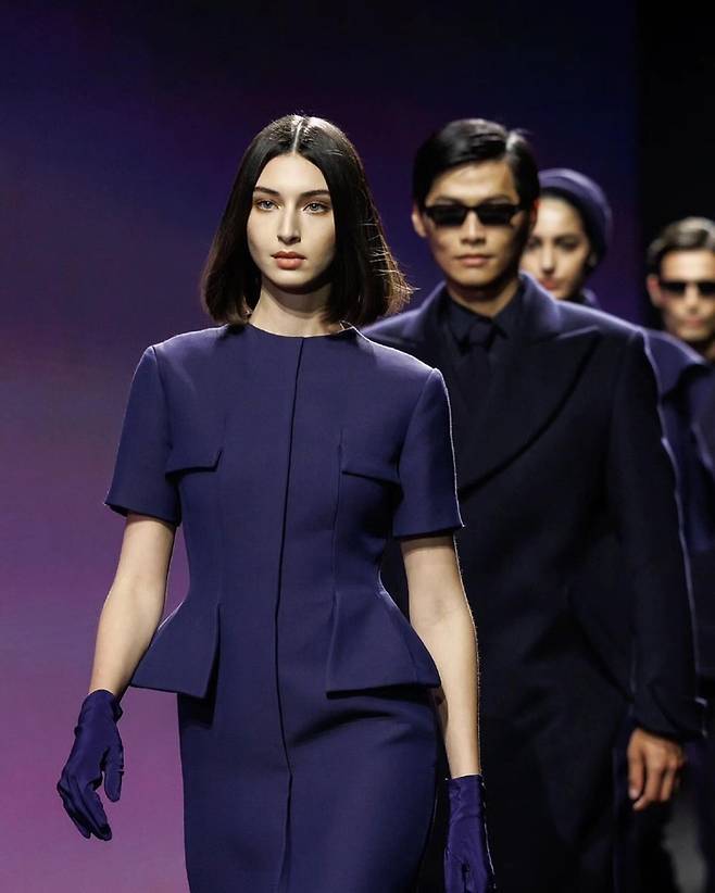 최근 프랑스 파리에서 열린 오뜨 꾸뛰르 위크(Haute Couture Week in Fairs)에서 모델들이 리야드항공의 승무원 유니폼을 입고 워킹을 하고 있다 / 사진=리야드에어