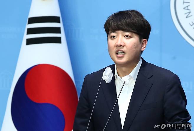 (서울=뉴스1) 이광호 기자 = 이준석 개혁신당 의원이 20일 오후 서울 여의도 국회 소통관에서 1호 법안인 공직선거법 일부개정법률안 관련 기자회견을 하고 있다.   이 의원은 기자회견에서 선거비 보존 범위 확대, 법정 선거비용 한도 축소 등 정치적 약자를 위한 '반값선거법(공직선거법 일부개정법률안)'의 내용을 밝혔다. 2024.6.20/뉴스1  Copyright (C) 뉴스1. All rights reserved. 무단 전재 및 재배포,  AI학습 이용 금지. /사진=(서울=뉴스1) 이광호 기자