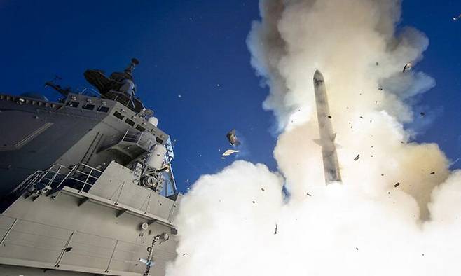 일본 해상자위대 이지스구축함에서 SM-3 함대공미사일이 발사되고 있다. 세계일보 자료사진