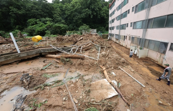 아파트까지 밀려온 토사 - 지난 10일 폭우로 산사태가 나면서 전북 군산시 성산면 한 아파트 앞까지 토사가 밀려와 있다. 2024.7.10 연합뉴스