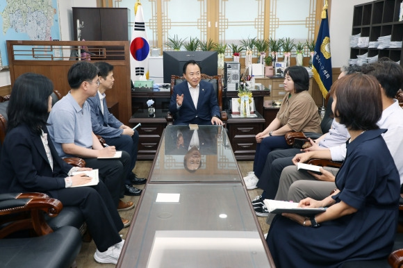 서울 중구의회 의장과 부의장이 11일 직원들과 간담회를 갖고 있다.   중구 제공