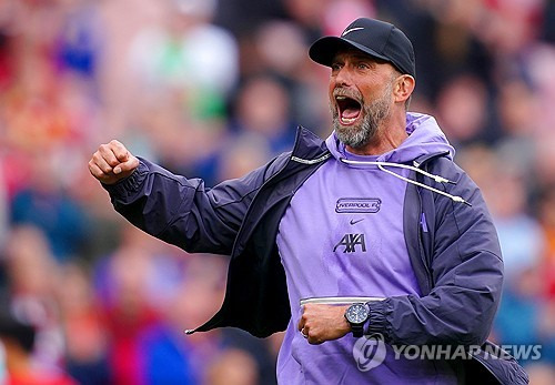 글로벌 축구매체 스포츠 바이블에 의하면 2026 FIFA 북중미 월드컵 개최국인 미국 축구대표팀은 2024 CONMEBOL 코파 아메리카 조별리그에서 탈락하자 그레그 버홀터 감독을 경질하고 세계적인 명장 위르겐 클롭 감독 선임을 추진 중이다. 지난 시즌까지 프리미어리그 명문 리버풀을 이끌던 클롭 감독은 휴식을 원해 미국 대표팀 제의를 거절했다. 그러나 미국 레전드 골키퍼 팀 하워드는 조국을 위해 직접 클롭 감독을 찾아가 미국 대표팀 사령탑 부임을 설득하겠다고 밝혔다. 연합뉴스