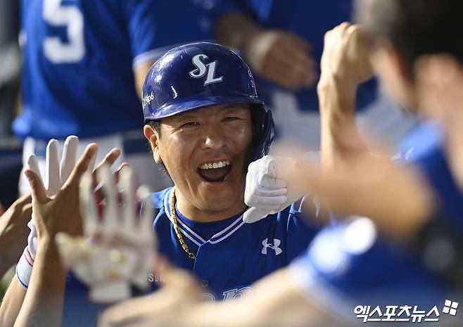 삼성 포수 강민호는 12일 잠실구장에서 열린 '2024 신한 SOL Bank KBO 리그' 두산과 주말 3연전 첫 번째 경기에서 8회초 대타로 출전했다. 등장하자 마자 2점 홈런을 쳐 승리에 힘을 보탰다. 잠실, 박지영 기자