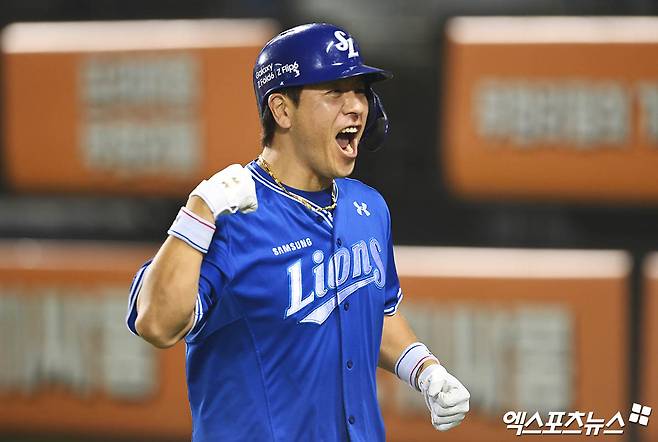 삼성 포수 강민호는 12일 잠실구장에서 열린 '2024 신한 SOL Bank KBO 리그' 두산과 주말 3연전 첫 번째 경기에서 8회초 대타로 출전했다. 등장하자 마자 2점 홈런을 쳐 승리에 힘을 보탰다. 잠실, 박지영 기자