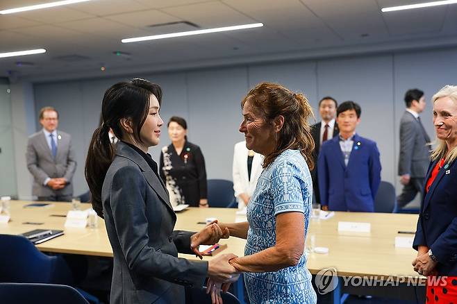 웜비어 모친과 인사하는 김건희 여사 (워싱턴=연합뉴스) 홍해인 기자 = 김건희 여사가 11일(현지시간) 미국 워싱턴DC 민주주의진흥재단(NED)에서 열린 북한인권간담회에서 북한에 억류됐다 혼수상태로 풀려난 뒤 사망한 미국 청년 오토 웜비어의 모친 신디 웜비어 씨와 인사하고 있다.   2024.7.12  [공동취재] hihong@yna.co.kr