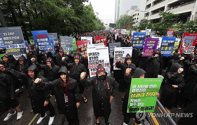 전국삼성전자노조 총파업 돌입 (화성=연합뉴스) 홍기원 기자 = 8일 오전 경기도 화성시 삼성전자 화성사업장 앞에서 열린 전국삼성전자노동조합 총파업 결의대회에서 조합원들이 구호를 외치고 있다. 2024.7.8 xanadu@yna.co.kr