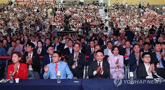 한자리에 모인 당권 주자들 (대구=연합뉴스) 한종찬 기자 = 국민의힘 당 대표 후보들이 12일 오후 대구 엑스코에서 열린 제4차 전당대회 대구ㆍ경북 합동연설회에서 박수치고 있다. 왼쪽부터 나경원, 윤상현, 원희룡, 한동훈 후보. 2024.7.12 saba@yna.co.kr