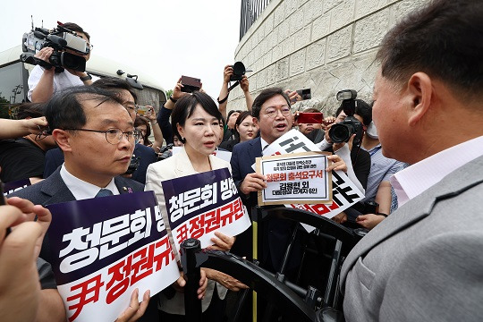 김승원 더불어민주당 국회 법제사법위원회 간사을 비롯한 야당 법사위원들이 12일 서울 용산구 대통령실 앞에서 이동하던 도중 경찰에 가로막혀 대통령실 관계자에게 항의하는 모습. 사진=뉴시스