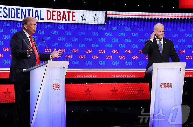 미국 민주당 후보인 조 바이든 대통령과 공화당 후보인 도널드 트럼프 전 대통령이 지난 6월27일(현지시간) 조지아주 애틀랜타의 CNN 스튜디오에서 첫 TV 토론을 하고 있는 모습. ⓒ AFP=뉴스1 ⓒ News1 임여익 기자