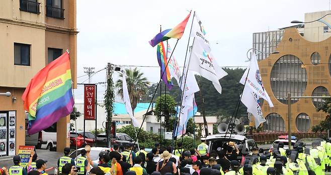 13일 제주 서귀포시 자구리공원에서 열린 제5회 퀴어프라이드 행사(옛 제주퀴어문화축제)에서 참가자들이 경찰의 안전한 경비 속에 거리 행진을 하고 있다. 2024.7.13/뉴스1 ⓒ News1 강승남 기자