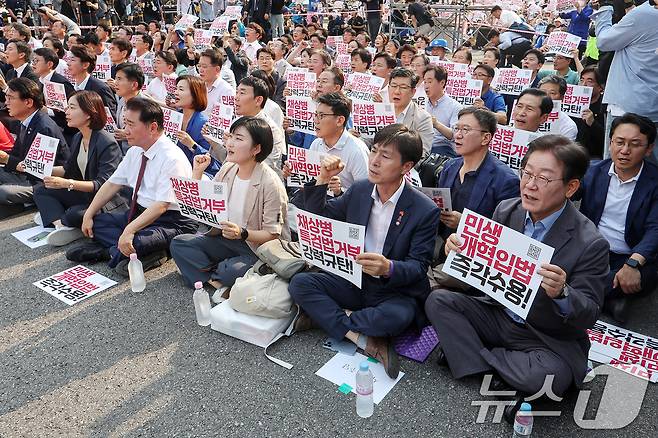 이재명 더불어민주당 전 대표(앞줄 오른쪽 첫 번째)를 비롯한 범야권 의원 및 시민단체 인사들이 13일 오후 서울 종로구 새문안로 일대에서 열린 '거부권거부 범국민대회'에 참석해 구호를 외치고 있다. 2024.7.13/뉴스1 ⓒ News1 민경석 기자