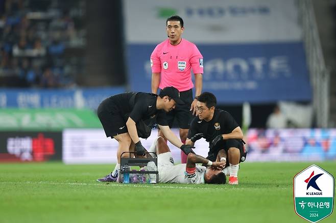 FC서울 외국인 선수 린가드가 13일 울산 문수축구장에서 열린 울산HD와 하나은행 K리그1 2024 23라운드 경기에서 그라운드에 누워 통증을 호소하고 있다. (한국프로축구연맹 제공