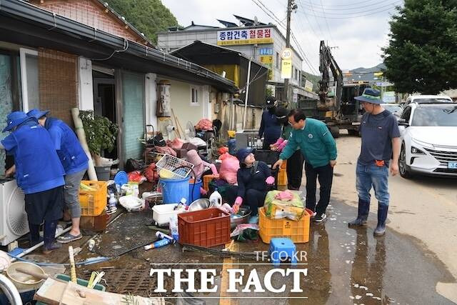 유희태 군수가 주말 내내 피해 현장을 직접 방문해 직원들과 봉사자들을 격려하며, 추가 피해상황을 점검하고 있다./완주군