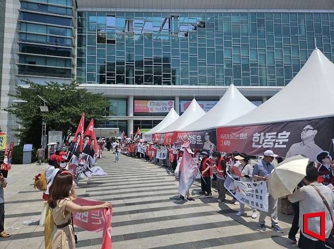 12일 대구에서 열린 국민의힘 대구·경북 합동연설회에서 한동훈 후보 지지자들이 한 후보를 기다리고 있다. [사진= 최영찬 기자]