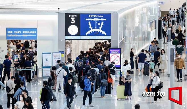 인천국제공항 제1여객터미널을 찾은 여행객들이 탑승동으로 이동하기 위해 줄을 서고 있다. 사진=강진형 기자aymsdream@