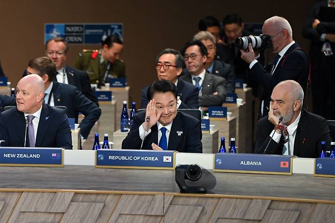 윤석열 대통령이 11일(현지 시각) 미국 워싱턴 DC에서 열린 나토(NATO·북대서양조약기구) 정상회의에서 타국 정상과 인사하고 있다. 윤 대통령 왼쪽은 크리스토퍼 럭슨 뉴질랜드 총리, 오른쪽은 에디 라마 알바니아 총리. /대통령실