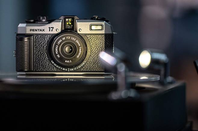 일본 필름카메라 브랜드 '펜탁스'가 21년 만에 공개한 신제품 '펜탁스 17 하프프레임 필름 카메라'/AFP 연합뉴스