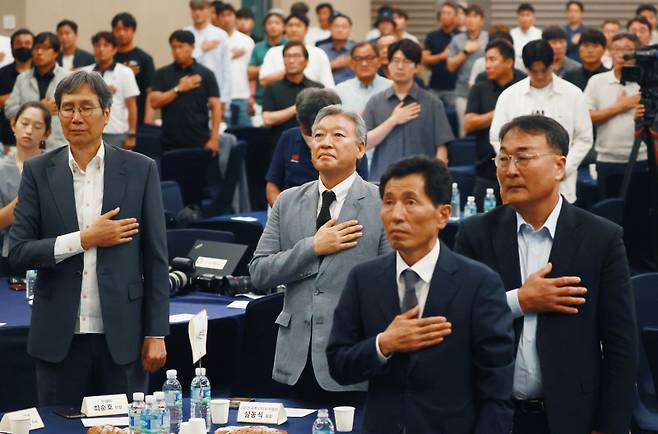 <yonhap photo-4899=""> 한자리에 모인 한국축구 관계자들 (서울=연합뉴스) 진연수 기자 = 24일 오후 서울 서초구 더케이호텔에서 열린 '한국축구지도자협회 출범식'에서 내빈 및 참석자들이 국민의례를 하고 있다. 2024.6.24 jin90@yna.co.kr/2024-06-24 16:02:56/ <저작권자 ⓒ 1980-2024 ㈜연합뉴스. 무단 전재 재배포 금지, AI 학습 및 활용 금지></yonhap>