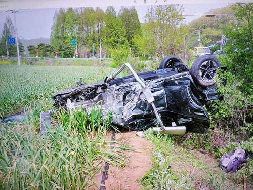 ▲ 지난 4월 17일 오후 1시 10분쯤 함안군 칠원읍 한 교차로에서 60대 운전자 A씨가 몰던 투싼 SUV(스포츠유틸리티차)가 시속 약 165㎞로 질주하다 논에 전복된 모습. [연합뉴스 자료사진]