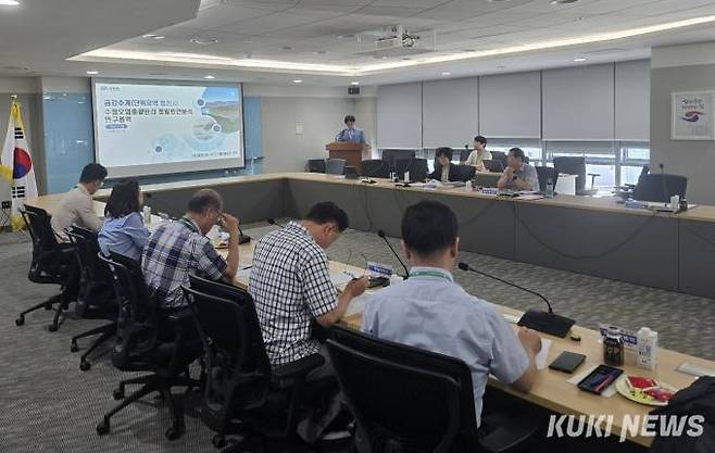 충남도는 12일 도청 중회의실에서 구상 기후환경국장 등 10여 명이 참석한 가운데 ‘금강수계 수질오염총량관리 정밀원인분석 연구용역’ 착수보고회를 개최했다. 