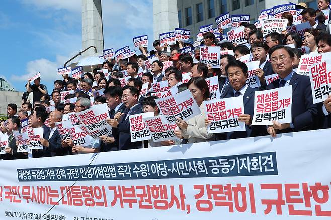 더불어민주당 박찬대 당 대표 권한대행 겸 원내대표가 지난 10일 오전 서울 여의도 국회 본청 앞에서 열린 '순직해병특검법 거부 강력 규탄·민생개혁입법 수용 요구' 야당-시민사회 공동 기자회견에서 발언하고 있다 / 사진 = 연합뉴스