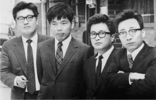 1972년 공저 ‘현대 한국문학의 이론’을 간행한 기념으로 ‘문지 1세대 4K’ 김현·김치수·김병익·김주연 문학평론가(왼쪽부터)가 청진동 골목에서 남긴 사진. 굵은 뿔테 안경을 쓴 오른쪽 두 번째 인물이 ‘지성과 반지성’의 저자 김병익 평론가입니다. [문학과지성사]