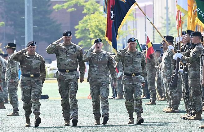 [평택=뉴시스] 김종택 기자 = 21일 경기도 평택시 캠프 험프리스에서 열린 주한미군 2사단장 이취임식에서 찰스 롬바르도 신임 미2사단장(왼쪽), 윌리엄 테일러 전임 미2사단장(왼쪽두번째), 크리스토퍼 라니브 미8군 사령관(오른쪽)이 부대 사열을 하고 있다. 2024.06.21. jtk@newsis.com /사진=김종택