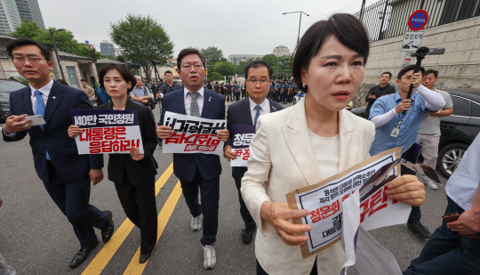 전현희, 김승원, 이건태, 장경태, 이성윤, 박은정 등 국회 야당 법사위원들이 12일 윤석열 대통령 탄핵 국민청원 청문회 추진 관련 대통령실에 증인출석요구서 수령을 촉구하며 서울 용산 대통령실을 항의 방문하고 있다. 연합뉴스