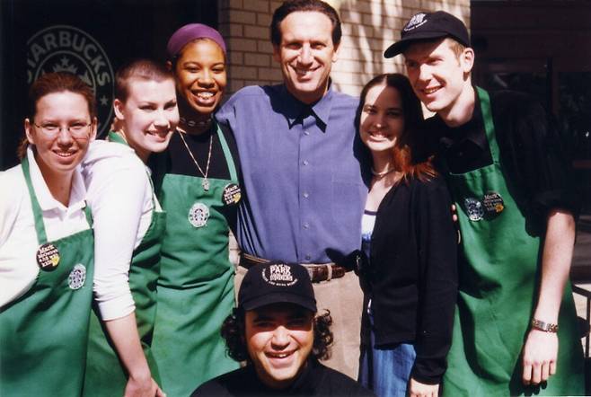 열정을 가진 직원이 고객을 만든다는 신념을 가진 하워드 슐츠(뒷줄 가운데)는 직원을 파트너라 부르고 스톡옵션과 의료보험 혜택 등 다른 기업들에서 찾아보기 힘든 혜택을 제공했다. [스타벅스 홈페이지]