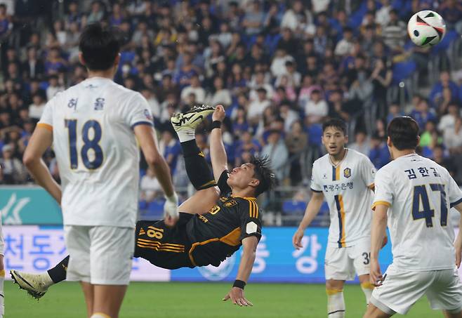 지난 10일 울산 문수축구경기장에서 열린 프로축구 하나은행 K리그1 2024 울산 HD와 광주FC의 경기에서 울산 주민규가 오버헤드킥으로 슛하고 있다. [연합]