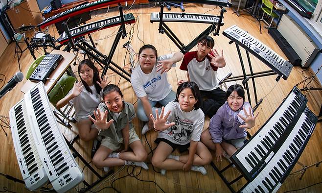 대구 달서구 대곡초등학교의 키즈 일렉트릭 오케스트라 동아리실에서 6학년 하윤지(왼쪽 위부터 시계방향으로), 진소연, 송채은, 김해림, 김채원, 남나령 학생이 기념촬영을 하고 있다.