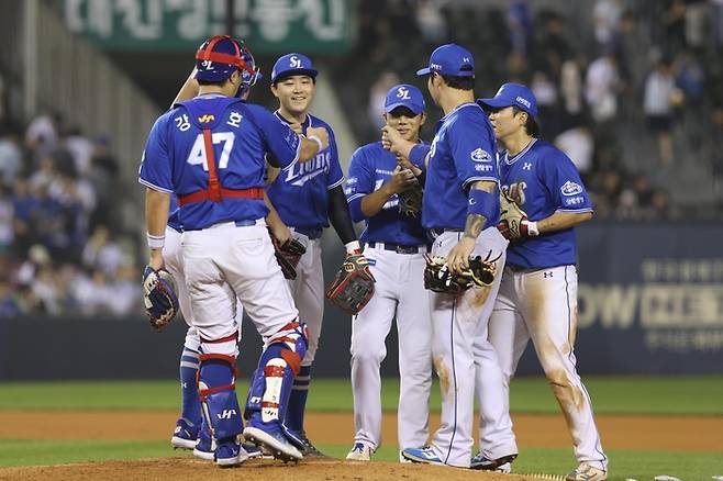 삼성 라이온즈 선수들이 지난 12일 잠실야구장에서 열린 2024 프로야구 두산 베어스와의 경기에서 9-5로 승리한 뒤 기뻐하고 있다. 연합뉴스