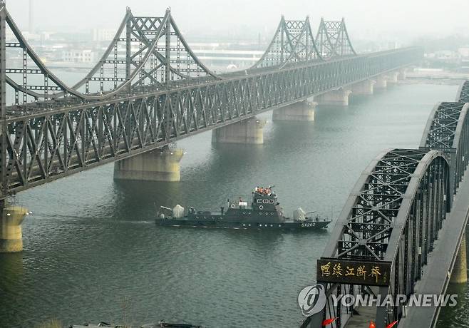 압록강 지나는 중국 경비정 (단둥<중국 랴오닝성>=연합뉴스) 김도훈 기자 = 2일 오후 중국 랴오닝성 단둥과 북한 신의주 사이를 잇는 압록강대교와 압록강단교 사이로 중국 경비정이 지나고 있다.  2016.3.2 superdoo82@yna.co.kr