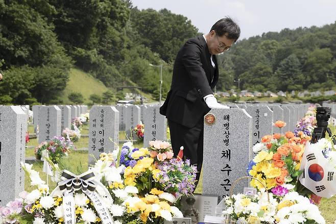 채상병 묘비 어루만지는 김동연 경기도지사 [경기도 제공. 재판매 및 DB 금지]