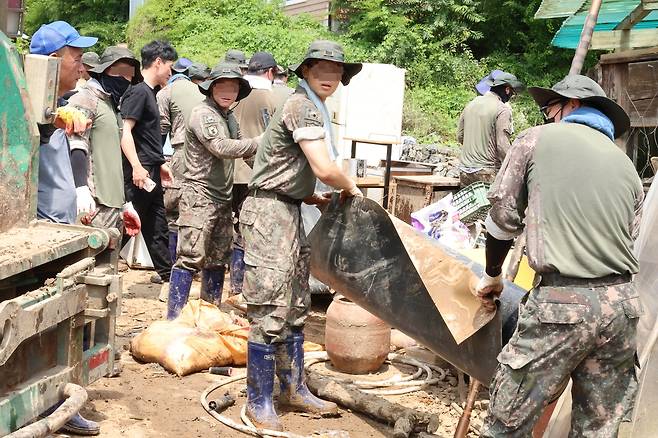 정뱅이마을 수해복구 작업 중인 육군 장병들 [촬영 강수환]