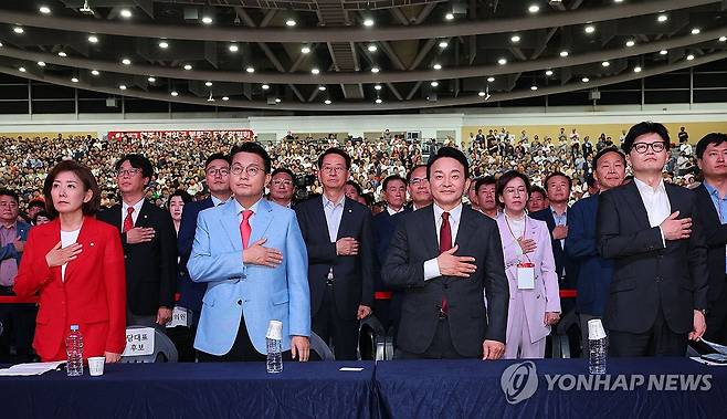 한자리에 모인 당권 주자들 (대구=연합뉴스) 한종찬 기자 = 국민의힘 당 대표 후보들이 전날오후 대구 엑스코에서 열린 제4차 전당대회 대구ㆍ경북 합동연설회에서 국민의례를 하고 있다. 왼쪽부터 나경원, 윤상현, 원희룡, 한동훈 후보. 2024.7.12 saba@yna.co.kr