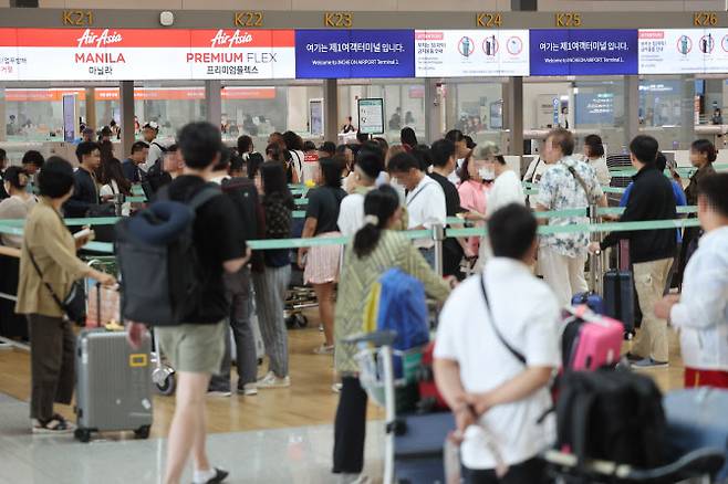 12일 인천국제공항 1터미널에서 여름휴가를 해외로 떠나는 여행객 등이 수속을 위해 이동하고 있다.(사진=연합뉴스)