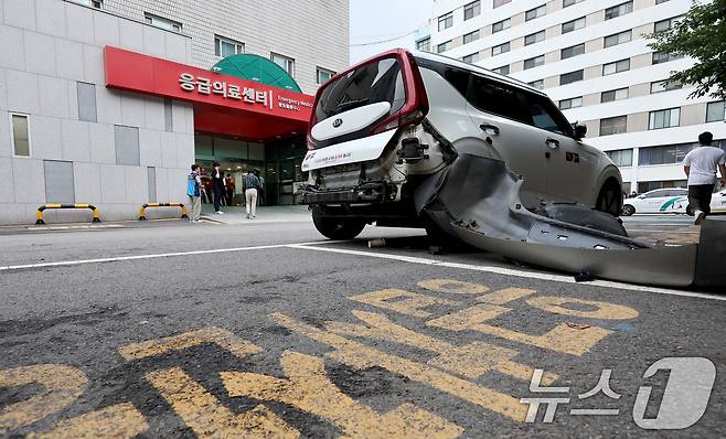 3일 오후 서울 중구 국립중앙의료원 응급실 앞에서 발생한 택시 돌진사고로 인해 파손된 피해차량이 세워져 있다. 경찰과 소방당국에 따르면 이 사고로 1명이 중상을 입고 2명이 경상을 입은 것으로 알려졌다. 운전자인 70대 기사 A씨는 급발진을 주장한 것으로 알려졌다. 2024.7.3/뉴스1 ⓒ News1 장수영 기자