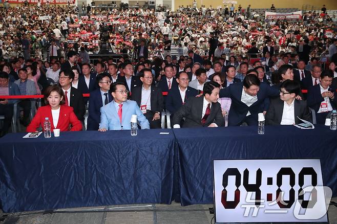 나경원(왼쪽부터), 윤상현, 원희룡, 한동훈 국민의힘 당대표 후보들이 12일 오후 대구 엑스코에서 열린 제4차 전당대회 대구·경북 합동연설회에서 나란히 앉아 있다. 2024.7.12/뉴스1 ⓒ News1 이광호 기자