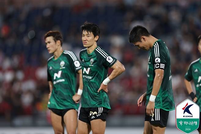 김천 상무 원정에서 0-4 대패를 당한 전북 현대. (한국프로축구연맹 제공)