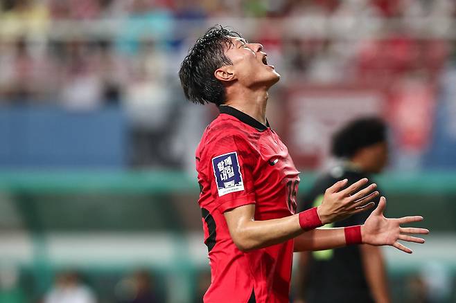 황의조가 작년 6월 20일 대전 유성구 대전월드컵경기장에서 열린 하나은행 초청 대한민국과 엘살바도르의 축구 국가대표 평가전에서 슈팅이 빗나가자 아쉬워하고 있다./뉴스1