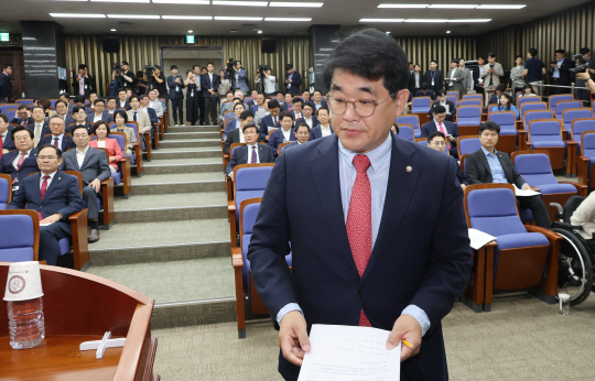 단상 향하는 배준영 원내수석부대표. 연합뉴스.