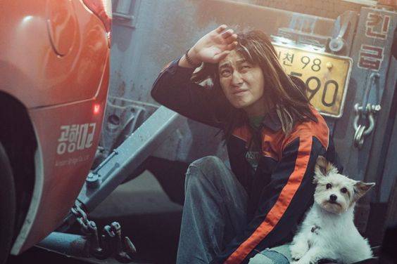 이기적 생존본능이 강한 인물 ‘조박’으로 분한 주지훈. 하지만 반려견 ‘조디’를 끔찍히 아끼는 모습에서 느껴지는 모성이 캐릭터 반전을 내포한다 ⓒ