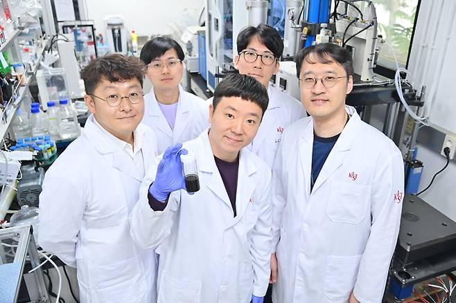 전해질 범람을 막아 전기화학적 CO₂ 전환 성능을 높이는 소수성 은촉매를 개발한 KIST 연구팀.