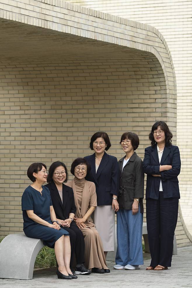 <한국 여성문학 선집>의 주역인 여성문학사연구모임. 왼쪽부터 김양선, 이경수, 이희원, 이명호, 이선옥, 김은하 교수. 민음사 제공