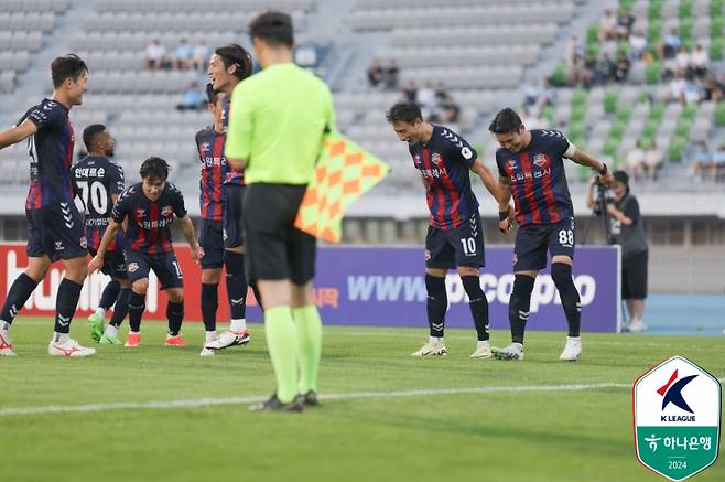 지동원의 득점 이후 시우 세리머니를 선보인 수원FC 선수단. 사진=프로축구연맹