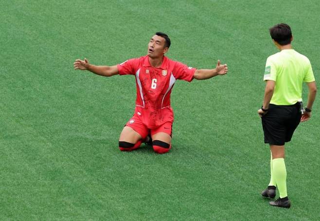 2002년 한일 월드컵 20주년을 맞아 지난 2022년 6월5일 오후 서울월드컵경기장 보조구장에서 열린 ‘월드컵 레전드 올스타전’에서 2002레전드팀 조원희가 태클 후 심판 판정에 항의하고 있다. 연합뉴스&nbsp;&nbsp;