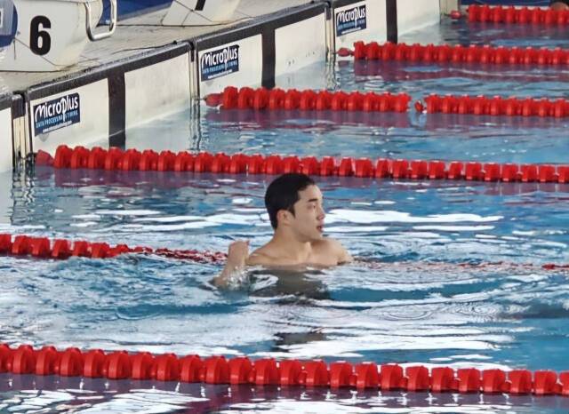 신명준(경기도청)이 2024 세계핀수영선수권대회 남자 잠영 100m 결선서 세계신기록을 세우며 우승한 후 세리머니를 하고 있다.경기도청 제공